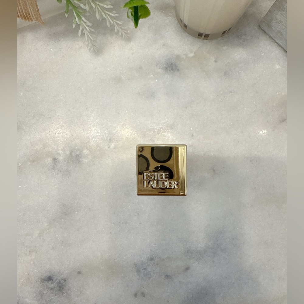 Estée Lauder Limited Edition Lipstick -Red Velvet - Picture 5 of 6